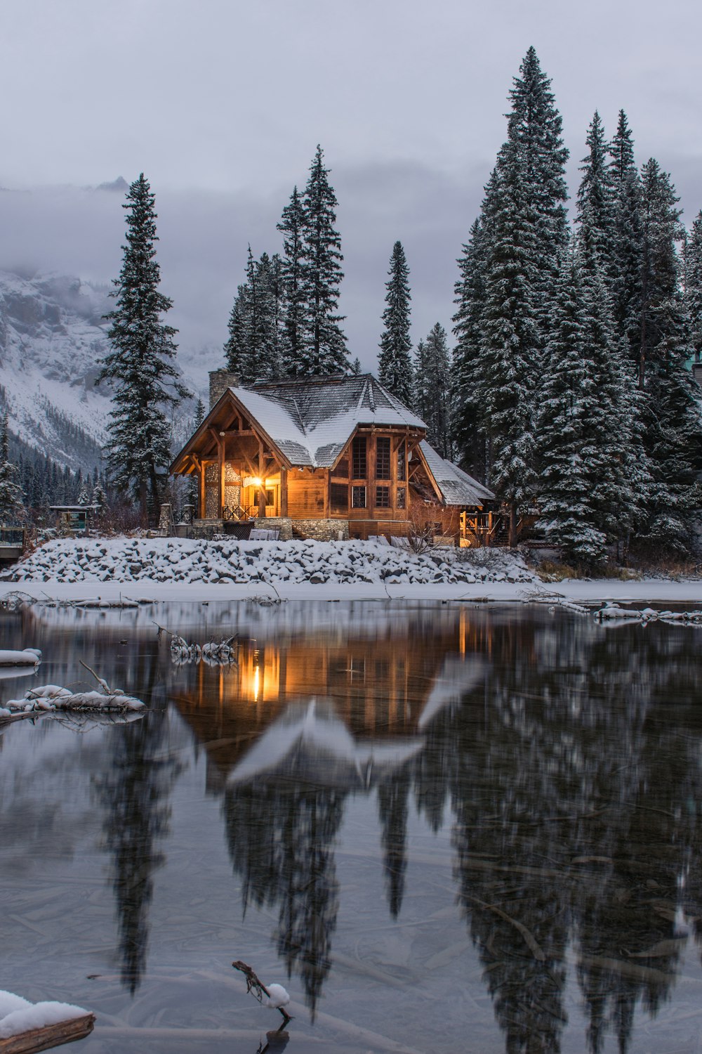 Cozy log cabin by the water surrounded by snow-covered pines — Conway, New Hampshire vacation rental
